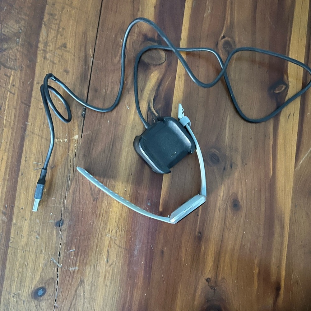 Fitbit Versa Smartwatch - Picture 3 of 6